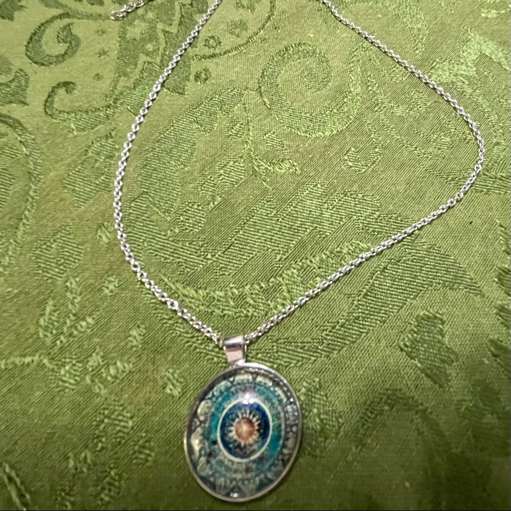 *NEW* Unique sunburst silver tone necklace - Picture 7 of 9